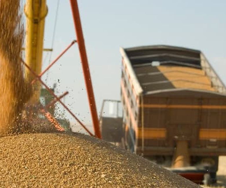 Camión de carga transportando granos, ejemplo de bien de capital financiable mediante leasing